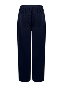 Rückansicht der dunkelblauen Cordhose mit geradem Bein, elastischem Bund und Taschen.