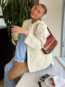 Nahaufnahme einer modischen cremefarbenen Steppjacke mit Rundhalsausschnitt im Lifestyle-Look