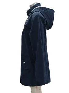 Profil latéral de la veste coupe-vent imperméable à capuche bleu marine pour femme