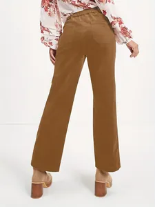 Detailansicht der braunen Cordhose mit geradem Bein, Hintertaschen und Textur.