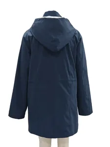 Vue arrière détaillée d'un coupe-vent à capuche imperméable bleu marine pour femme