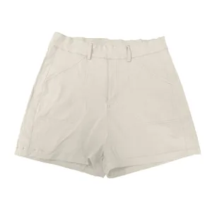 Detalle de los pantalones cortos casuales de sarga elástica beige con bolsillos