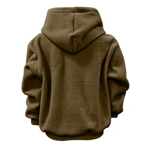 Gedetailleerd achteraanzicht van een bruine sherpa-hoodie voor dames met zachte pluche textuur