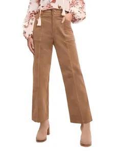 Detailansicht der braunen Cordhose mit geradem Bein und hohem Bund mit zwei Knöpfen
