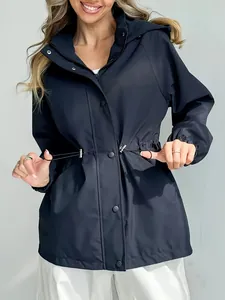 Vue détaillée d'un coupe-vent imperméable pour femme avec cordon de serrage réglable à la taille.