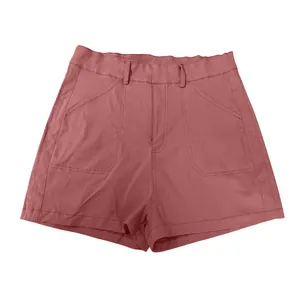 Vista detallada de los shorts de sarga malva de talle alto con bolsillos