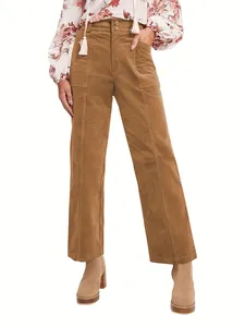 Vorderansicht der hellbraunen Cordhose mit geradem Bein und Taschen für Damen am Model