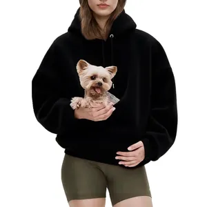 Detail van een zwarte oversized hoodie voor dames met een pluche buidel voor huisdieren