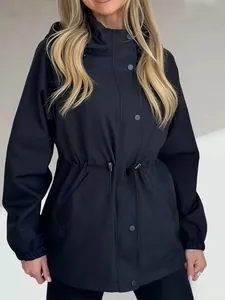 Vue rapprochée d'un coupe-vent noir imperméable pour femme avec taille réglable