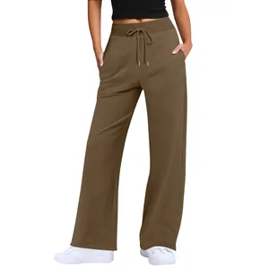 Nahaufnahme braune High-Waist-Sweathose mit weitem Bein, Kordelzug und Seitentaschen