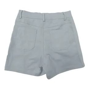 Vista posterior de pantalones cortos casuales de sarga azul claro con cintura alta