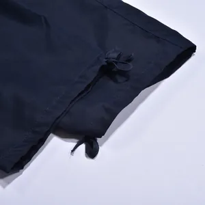 Detalle del dobladillo de pantalón cargo para hombre en azul marino con cordón ajustable