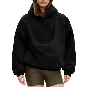 Vooraanzicht van een zwarte fleece hoodie met een diepe buidelzak voor kleine huisdieren