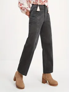 Detailansicht der dunkelgrauen Cordhose mit geradem Bein, hoher Taille und Taschen