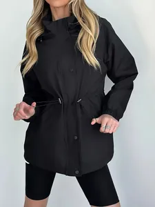 Détail du coupe-vent noir imperméable pour femme avec cordon de serrage à la taille