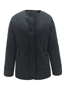 Detailansicht einer schwarzen Steppjacke mit Rundhalsausschnitt und Knopfverschluss