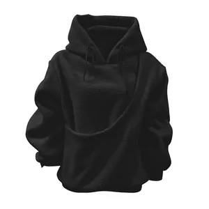 Detail van zwarte pluizige hoodie met grote draagzak voor huisdieren en pluche textuur.