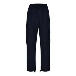 Vista frontal de pantalones cargo casuales azul oscuro para hombre con cordón y bolsillos