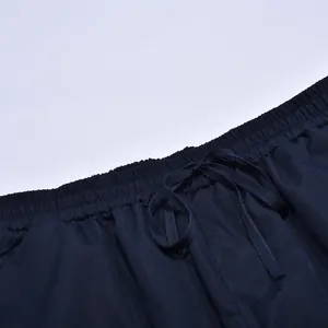 Primer plano de pantalones cargo azul marino para hombre con cintura elástica y cordón.