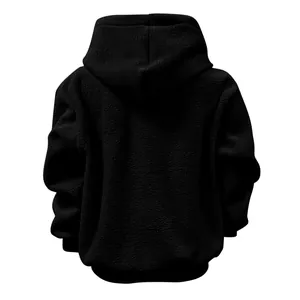 Achteraanzicht van oversized zwarte fleece hoodie voor dames, knusse winterse streetwear