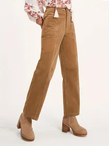 Detail der kamelfarbenen Cordhose mit geradem Bein, Quastenbund und großen Taschen