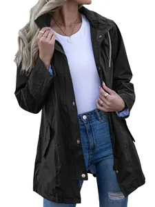 Coupe-vent imperméable cintré pour femme en noir doté d'une capuche et d'un cordon