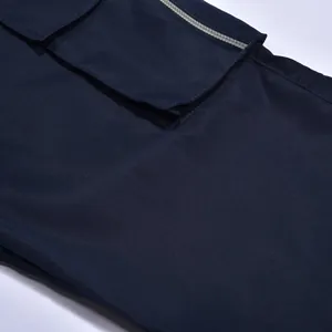 Primer plano detallado de pantalones cargo azul marino para hombre con bolsillo de cremallera
