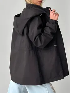 Vue arrière d'un coupe-vent noir pour femme avec cordon de serrage réglable à la taille