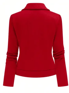 Vista posteriore dettagliata di una giacca casual rossa da donna con trama geometrica.