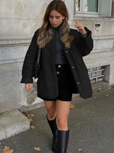 Detail einer schwarzen, gesteppten, locker sitzenden Baumwolljacke im Herbst-Streetstyle