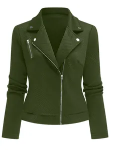 Dettaglio giacca biker da donna verde oliva scuro con motivo geometrico a trama