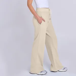Detailansicht der beige farbenen Jogginghose mit hoher Taille und weitem Bein für Damen