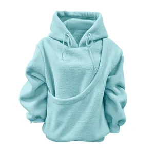 Detail van oversized pluizige hoodie met grote draagzak voor huisdieren in lichtblauw fleece