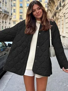 Detailansicht einer schwarzen gesteppten Rundhalsjacke im modischen Streetstyle für Herbst