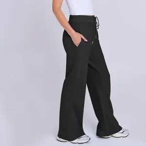 Seitenansicht der schwarzen Damen-Sweathose mit hoher Taille und weitem Bein