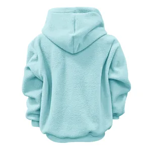 Achteraanzicht van een lichtblauwe oversized sherpa-hoodie met warme en zachte textuur