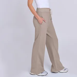 Detailansicht der khakifarbenen High-Waist-Jogginghose mit Kordelzug für Damen im Herbst