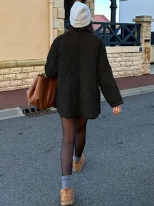 Rückansicht einer dunkelgrünen gesteppten Jacke mit Rundhals für einen Winterlook