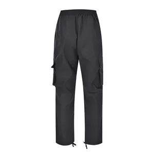 Vista posterior de pantalones cargo negros para hombre con cintura elástica y cordón bajo