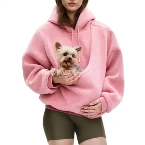Detail van roze pluche dameshoodie met een grote zak aan de voorkant voor kleine huisdieren