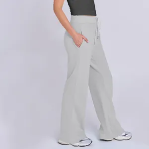 Seitenansicht der Damen-Jogginghose mit hoher Taille und weitem Bein in Hellgrau