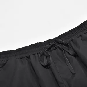 Primer plano de la cintura elástica y el cordón negro en pantalones cargo de hombre