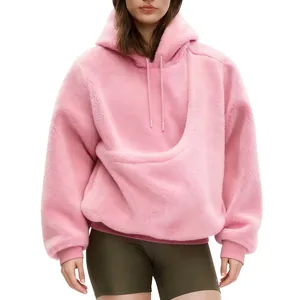 Detail van de roze pluche hoodie met een functionele kangoeroezak voor huisdieren