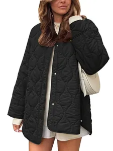 Detail einer schwarzen gesteppten Baumwolljacke mit Wellennähten und Metallknöpfen