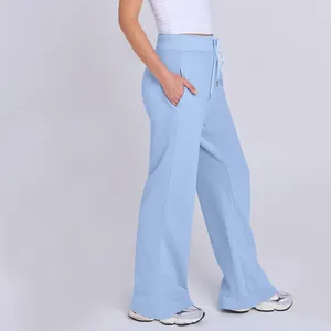 Seitenansicht der hellblauen Jogginghose mit hoher Taille und weitem Bein für sportliche Damen