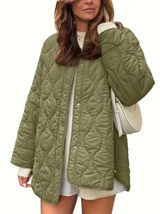 Detaillierte Ansicht der olivgrünen gesteppten Baumwolljacke mit Wellenstickmuster