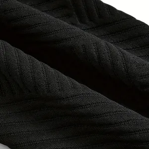 Vista macro del tessuto a maglia nero testurizzato per giacca casual da donna detail