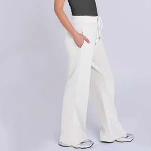 Seitenansicht der cremefarbenen High-Waist-Jogginghose mit Kordelzug für Damen im Detail