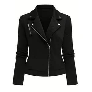 Elegante giacca biker nera da donna con un esclusivo motivo geometrico strutturato