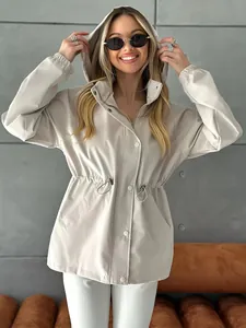 Vue détaillée d'un coupe-vent à capuche beige pour femme avec taille ajustable